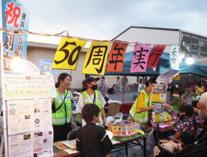 駒林小学校で7月22日・23日に行われた日吉本町西町会「納涼盆踊り大会」にも50周年実行委員会が出店しクラウドファンディングについてのアピールを行った（7月22日）