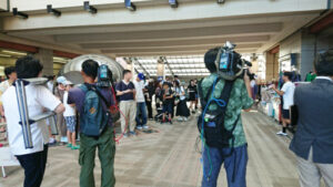 日吉駅周辺では日毎に取材を行うメディアの姿も増えていた