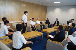 阿久澤校長は山中竹春横浜市長らへの表敬訪問にも同行。あたたかな目線で選手たちを見守っていた（横浜市役所、7月31日）