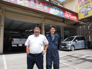 日吉出身のフロントマネージャー・冨樫基さんと水柿さん。地域に根差した車検専門店としての役割を果たすべく日々努力を重ねていく
