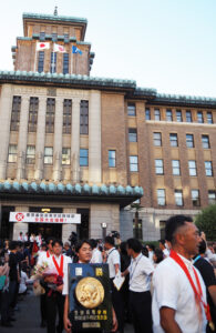 県庁を去りゆく慶應塾高の皆さんを見送る人々からも大きな拍手が寄せられていた