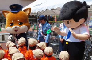 信用金庫のイメージキャラクター「信ちゃん」（右）、港北警察署のマスコットキャラクター「ぽのちゃん」も登場する予定（2019年6月開催時）