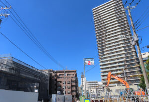 新綱島駅から徒歩1分、鶴見川沿いに建設中の商業施設（西棟、左）2階に「東急ゴルフスクール新綱島」が出店することが発表された（9月13日）