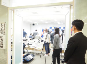 日吉の会見場には26社約40人のメディアが訪れた