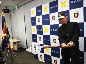 「伝統」になっているというボール型色紙へのサインとバットでポーズ。「福岡」への新しい旅立ちの日となった（10月26日、慶應義塾日吉キャンパス）