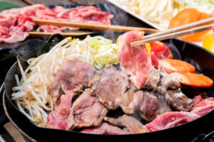 「お肉やお野菜をたっぷり味わっていただけるかと思います」と松田さん。それでも足りない場合は追加ラム肉・野菜盛りのオーダー（有料）も用意している（同）