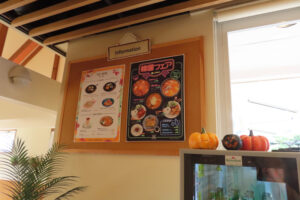 秋・ハロウィンの季節らしく店内もアレンジ。「韓国フェア」や「キッズハロウィンガチャ」企画（対象のキッズメニューの注文でガチャガチャメダル1枚プレゼント・10月末まで）も実施している