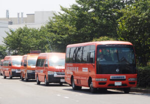 オレンジ色が目に鮮やかな「日吉自動車学校」の無料送迎バス。リアルでの学科の受講が減少したことにより路線の見直しを行うことになった