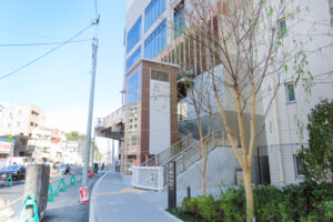 建物西側（綱島街道側）はすでに歩道側から建物近くまでの通行が可能となっている（11月2日）