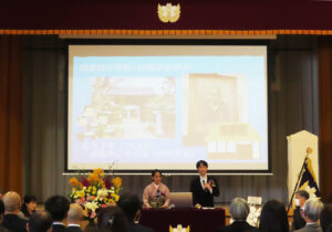 吉井校長と室町実行委員長が「トーク」とスライドで150年の歴史を振り返った