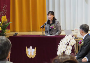 来賓の横浜市教育委員会の増田さんは山中竹春市長からの「祝辞」を代読しました