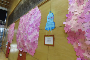 「日吉台小学校のすてきだなと思うところ」を描いたという学校のシンボル・桜の木