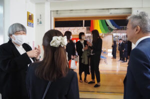 放課後キッズクラブ主任の中野泰江さんも「最前列」に招かれ記念式典を見守っていました