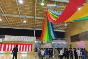 長さ10m、幅50cmの6本の不織布で登場した「虹のリボン」。教職員が2日前から会場の準備を行ってきたといいます