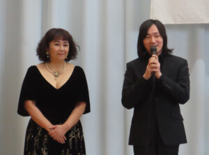 駒林小学校時代を「懐かしい」と笑顔で語る阪田知樹さん。卒業生の保護者だという林美智子さんも美しいメゾソプラノの歌声を体育館に響かせていました