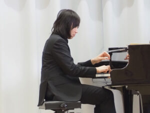 世界20ヵ国以上で演奏を重ねている阪田知樹さんは2017年横浜文化賞文化・芸術奨励賞、2023年神奈川文化賞未来賞も受賞。50周年式典では小学校5年生の時に聞いてピアニストを目指すきっかけの一つとなったショパン作曲の「幻想即興曲」を披露していた