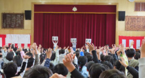実行委員会による駒林小学校についてのクイズ大会は大いに盛り上がっていました