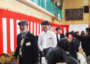 来賓の皆さんが笑顔で退場。地域で長く活躍してきた小嶋純一さん（左）の姿も