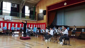「こまつりん音楽会」では地元・日吉台西中学校（日吉本町5）の吹奏楽部がオープニング演奏を披露していました