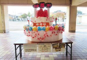 各学年の児童がパーツを製作した「50周年」をお祝いする“誕生ケーキ”のモニュメントが登場