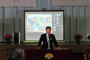 高田東小学校の歴史をスライドで振り返りわかりやすく説明する小田校長