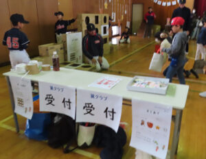 高田東小学校を拠点に日吉・綱島・高田近郊で活動を行う小学生野球チーム「翼クラブ」の体験ブースも多くの人々で賑わっていた