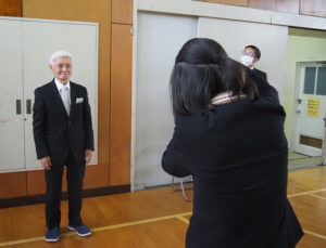 初代校長の松田団二さんも来場し、写真撮影に応じていました