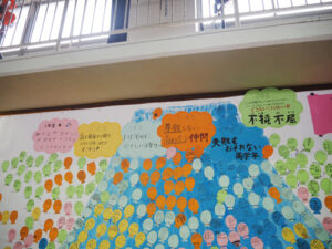 会場には全校児童のメッセージからなる「富士山」も