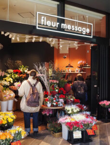 約20平方メートルと広くはないスペースにぎっしりと花たちが並ぶ「フルールメサージュ（Fleur Message）」