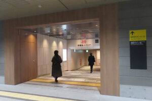「新綱島駅」から直結する通路からは始発電車の時刻からビル入口を開放。利用者が多く見られていた