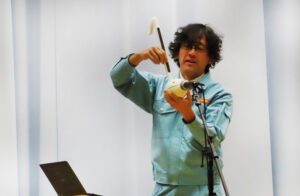 土佐信道さんが開発した音符の形をした電子楽器「オタマトーン」での演奏も好評を博していた