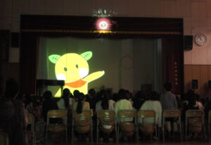 矢上小学校「50周年」のシンボルとなった新しいステージ幕の「校章」がキラリ輝く瞬間