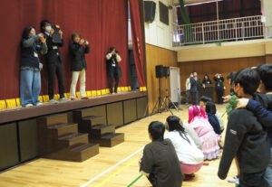 横浜美術大学生と6年生たちが一緒に記念撮影を行いました