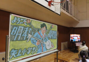「明和電機」のパフォーマンス動画も黒板アートともに展示・紹介されていました