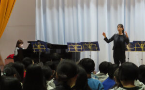 中田喜直さんにちなんだ「めだかの学校」や記念ソング、校歌を楽しく歌いました