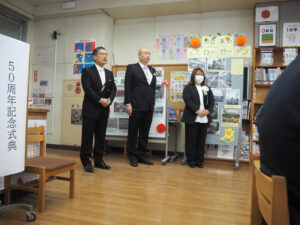 来賓の控室で岸校長、高橋宏英PTA会長、山田実行委員長（左より）があいさつを行いました