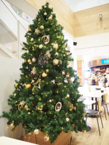 「アピタテラス横浜綱島」1階イートインテラスではクリスマス・ツリーで館内を彩る