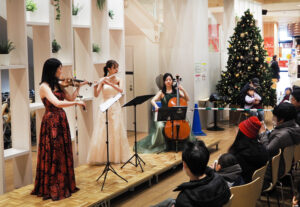 12月24日（日）13時から初のクラシック三重奏による「クリスマススペシャルコンサート」を開催。フルート担当の泉野有香さんなど3人のスペシャリストがクリスマスにちなんだ楽曲を美しく奏で来場者を魅力していました