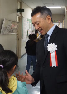 日吉台小学校で行われた150周年記念式典に「サプライズ登場」した森林さんは慶應幼稚舎の教員らしく子どもたちに笑顔でハイタッチ（2023年11月18日）