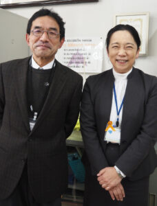 能城現校長と、現在は羽沢小学校で校長を務める川村前校長。二人は綱島小学校でともに勤務していた（同）