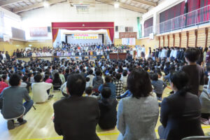 能城校長、相原教諭、そして川村前校長が並んで躍動感あふれる子どもたちのステージに見入っていた