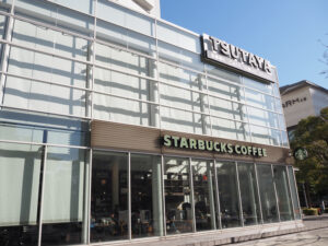 「TSUTAYA」と「スターバックス」はみなとみらい地区でもブックカフェを運営している（西区みなとみらい４、1月14日）