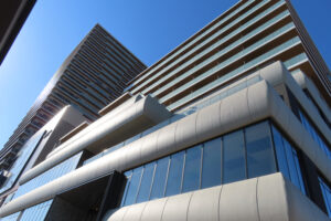 高層階にシニア向け住宅「グランクレール綱島」がオープンした新綱島駅前「新水ビル」‎（2023年11‎月）