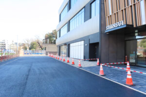 「新水（SHINSUI）ビル」の北側、綱島街道（手前後方）と都市計画道路「綱島東線」（中央奥）の間のスペースを「中央広場」としイベントを実施する予定（1月30日撮影）