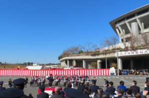1月6日（土）午前に新横浜公園（日産スタジアム「第1駐車場」）で行われた「消防出初式（でぞめしき）」でも尚花愛児園・第二尚花愛児園の鼓隊が活躍していた