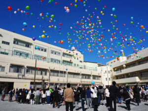 横浜市立矢上小学校「創立50周年」のラストを彩るバルーンリリースが行われた（2月28日13時50分頃）
