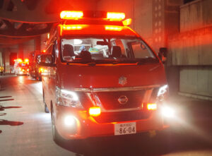 横浜市スポーツ医科学センター（小机町）での大規模防災訓練時にも港北消防署が出動。「いざ」に備える必要性を職員らと共有していた（2023年‎11‎月‎22‎日）