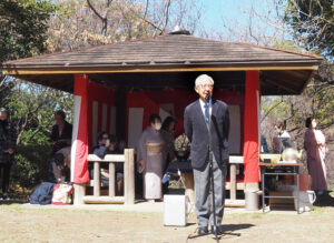 綱島市民の森「桃の里広場」のいつもの東屋の前であいさつを行う飯田助知さん