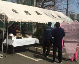 「ボランティア下田」など地域の人々と慶應義塾体育会の学生は長きにわたり交流を重ねてきた（加賀雅典さん撮影・提供、2014年3月）