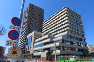 きょう（2024年）3月15日（金）10時に商業施設フロアがオープンする新綱島駅に直結の「新水ビル（SHINSUI）」（綱島東1、手前）
